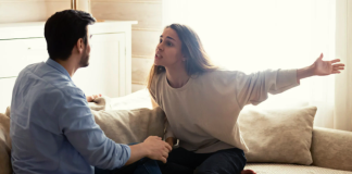 É IMPOSSÍVEL SER FELIZ AO LADO DE QUEM RECLAMA DE TUDO