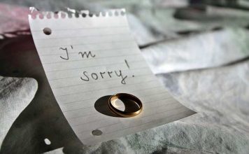 No dedo, uma aliança de ouro. Nos olhos, a ausência de brilho.