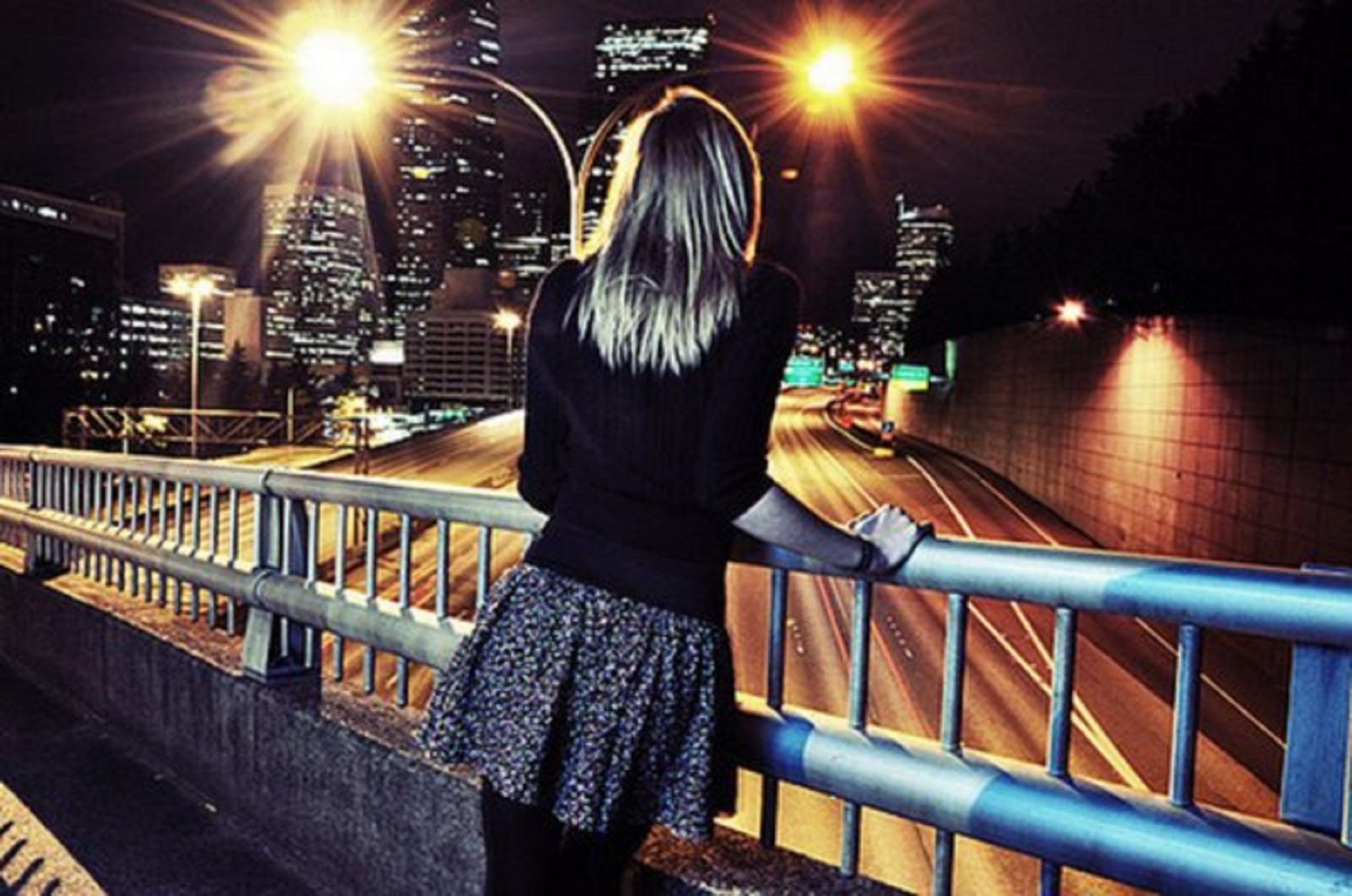 Вечером скину. Фотосессия ночью. Блондинка на мосту. Девушка и ночь. Блондинка ночью.