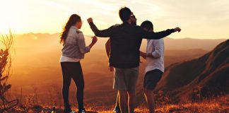 Aproveite a companhia de quem está ao seu lado agora. Saudade vazia não traz ninguém de volta.