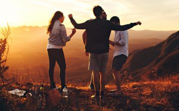 Aproveite a companhia de quem está ao seu lado agora. Saudade vazia não traz ninguém de volta.