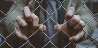 Relacionamento sem confiança, não é relacionamento. É prisão!