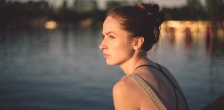 As vezes nos apaixonamos por miragens, porque o coração anda vagando no deserto do amor, sedento e faminto, acaba vendo oásis onde só existe seca.