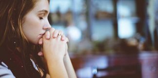 Talvez Deus esteja te ensinando a esperar porque ele quer que você saiba que nem sempre poderá controlar algumas situações, não importa o quanto você tente, porque esse é o trabalho dele, não o seu.