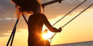 Feliz é quem encontra coragem para abandonar aquilo que não pode mudar.