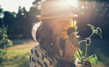 Escolha alguém que, em vez de AMAR suas flores, ame suas RAÍZES.