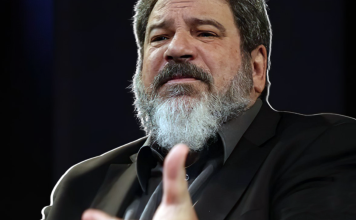 “O segredo da vida é que a vaca não dá leite. É você quem tem tirar”. por Mario Sergio Cortella