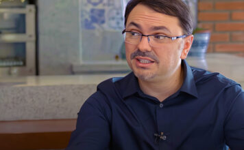 “Os filhos precisam entender que a casa não é deles” por Rossandro Klinjey