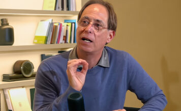 “Qual a diferença entre ler um livro e ouvir uma música ou assistir a um vídeo?” por Pedro Cardoso