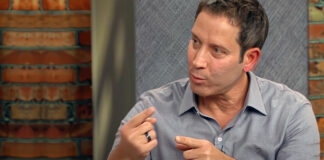 “Devemos acordar cedo, tomar café da manhã com nossos filhos, dormir depois de dar um abraço neles… educar é trabalhoso, mas do contrário, vai dar problema.” por Leo Fraiman