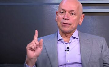 “Cabe aos pais protegerem, alimentarem, amarem, vacinarem… Mas também deixar cair e ralar o joelho” por Leandro Karnal