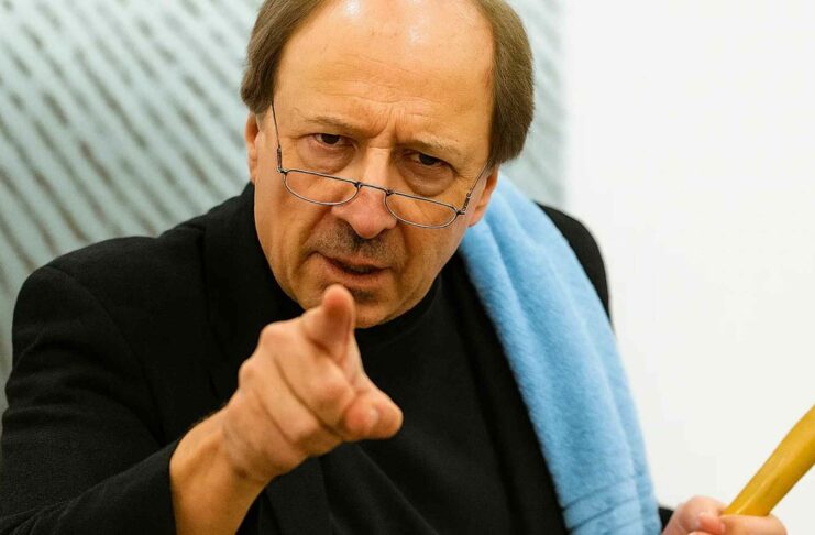 “Tudo que pinta de novo, pinta na bunda do povo.”